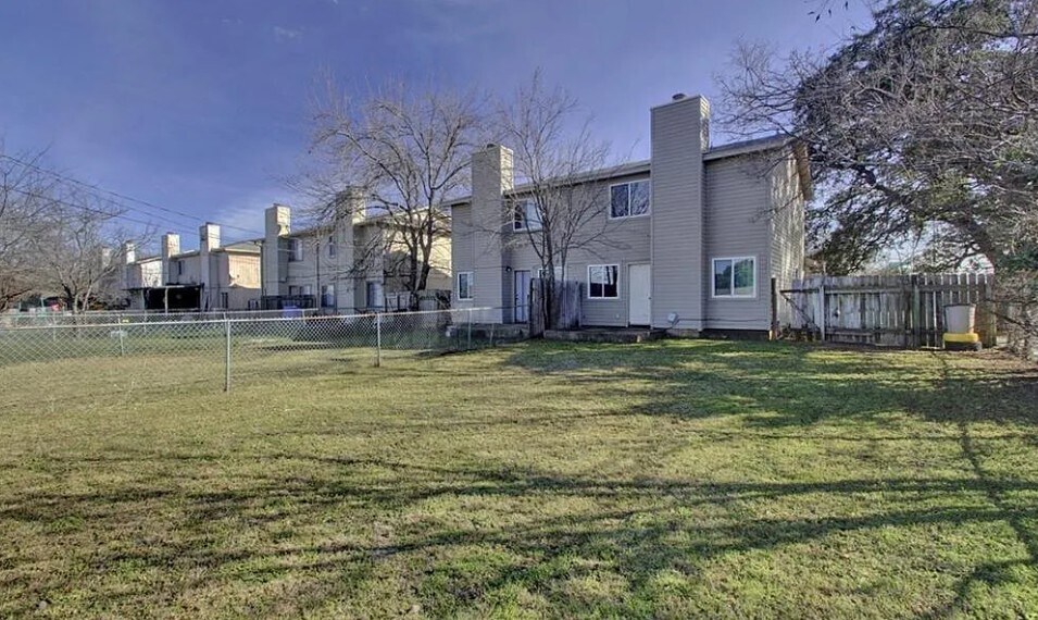 Back - 926 Chisholm Cv