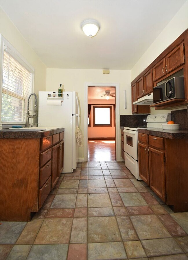 Building Photo - Cute 3 Bed 2 Bath Home in Sugarhouse!!!