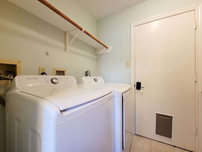 Building Photo - Welcome home to this beautiful 2 story on a cul de sac lot! Fresh paint and Stainless steel appli...