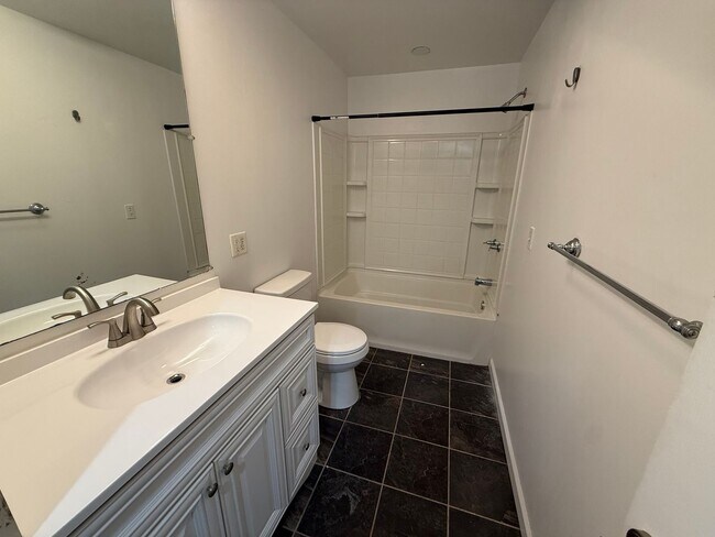 Building Photo - Luxury Home - South Side Flats