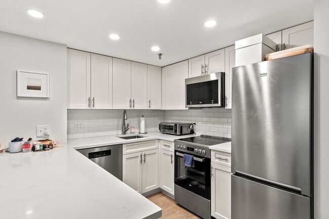 Building Photo - 145 Pinckney St