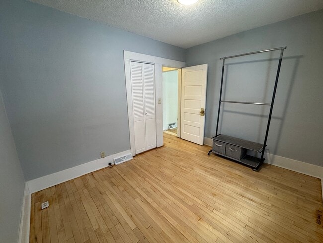 Building Photo - Cute Home in Central Bismarck with Huge Garage