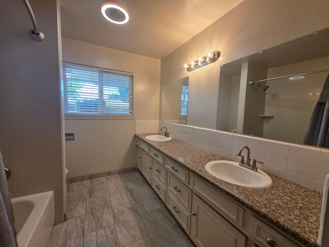 Building Photo - Single story home close to freeway access!
