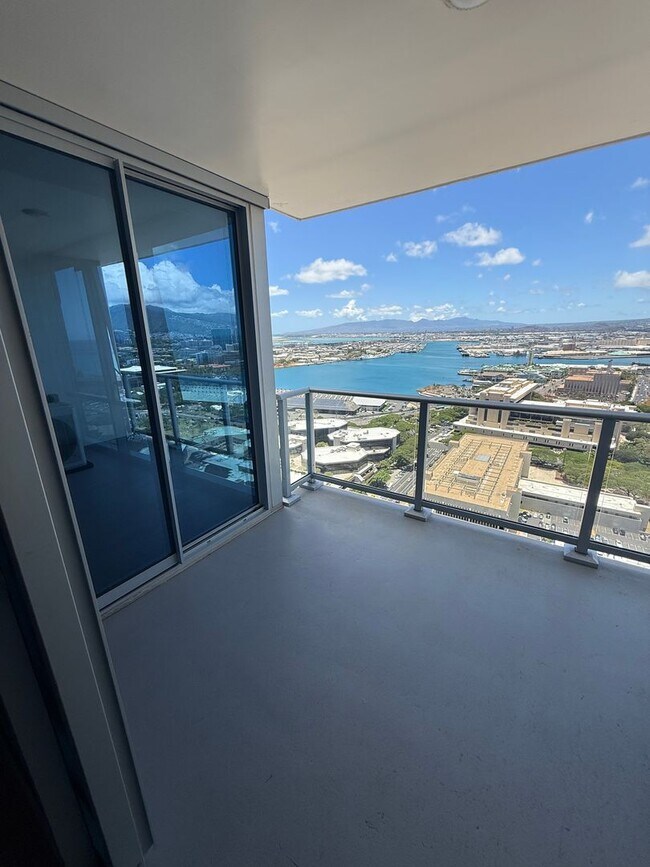 Building Photo - Luxury High-Floor 2BR/2BA Condo with Ocean...