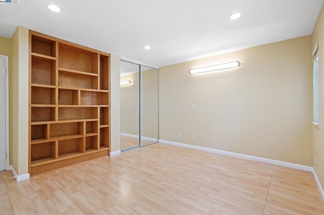 Building Photo - 5227 Riverdale Ct