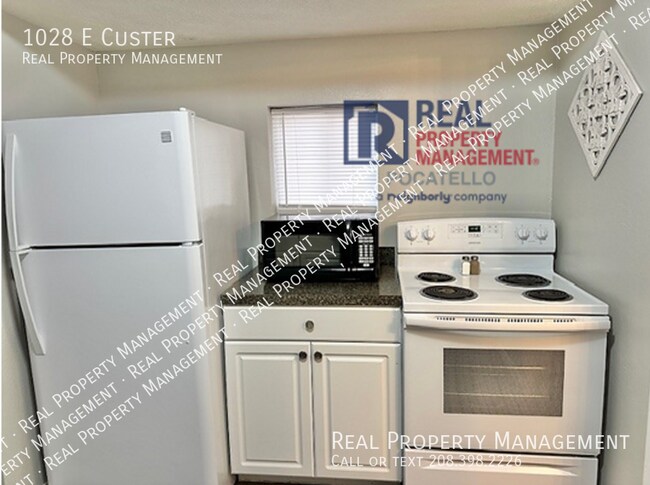 Building Photo - 1028 E Custer-