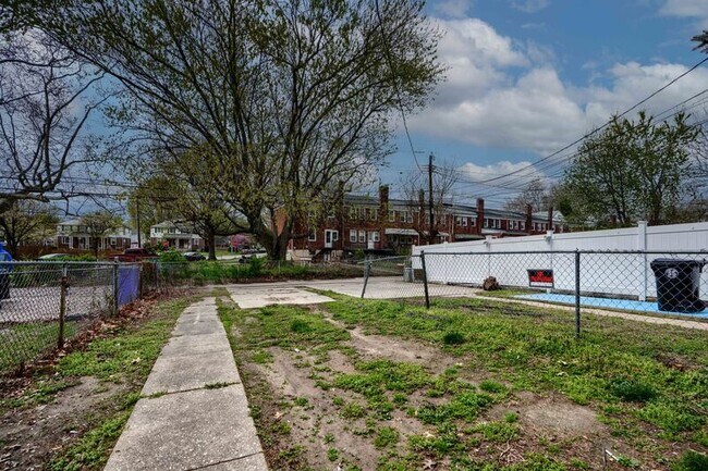 Building Photo - 2976 Cornwall Rd