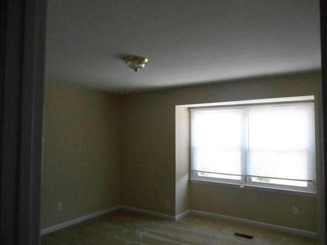 Building Photo - Townhouse in North End of Newport News