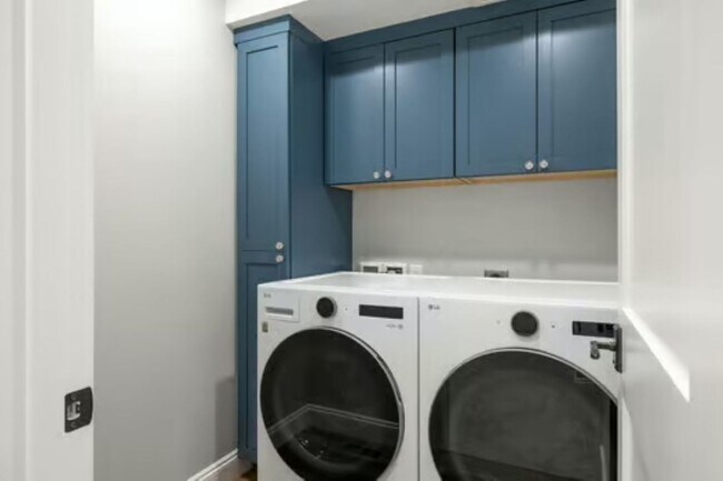 Building Photo - 3Bd/3.5Ba Kirkland Home