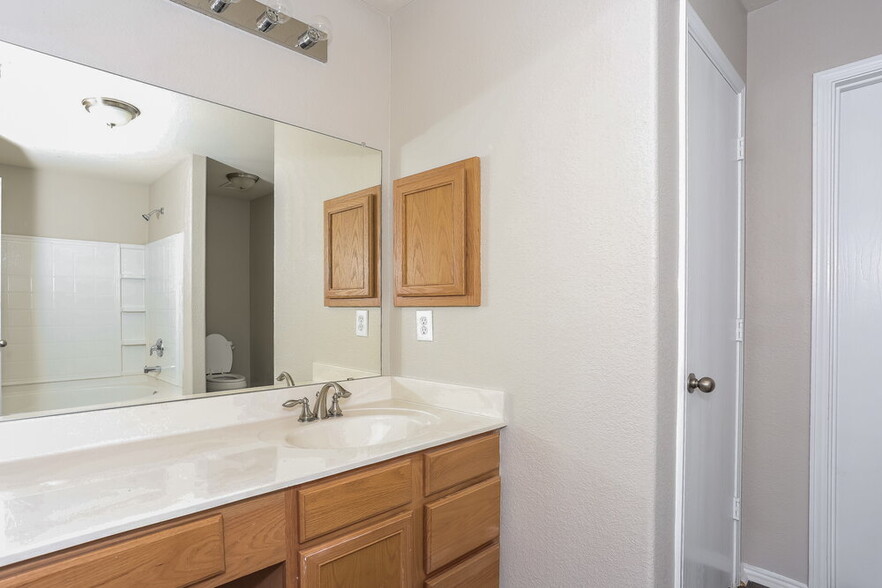 Building Photo - 2040 Shawnee Trail