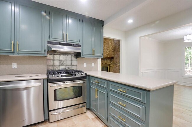 Building Photo - 765 Spring Valley Dr