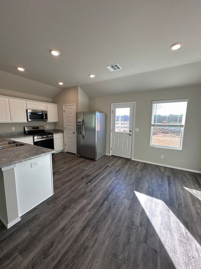 Building Photo - *Pre-leasing* NEWER Three Bedroom | Two Ba...