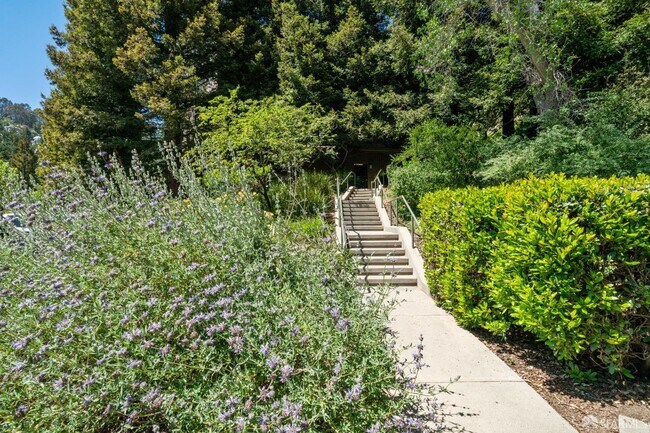 Building Photo - 220 Caldecott Ln