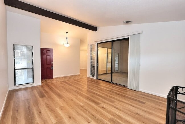 Building Photo - Beautiful corner halfplex available now for rent!