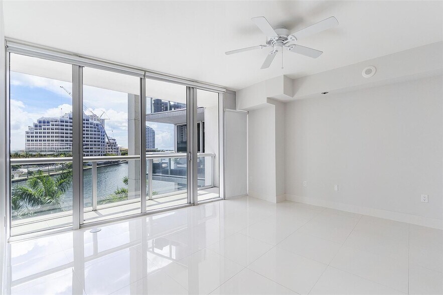 Building Photo - 495 Brickell Ave