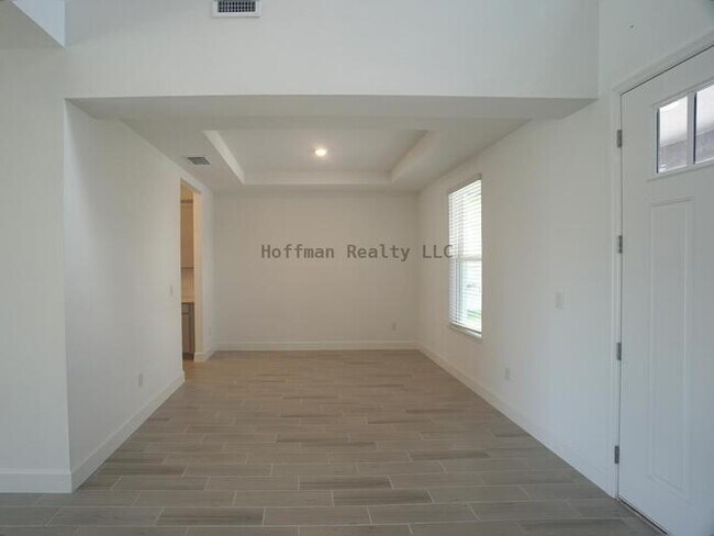 Building Photo - Stunning 5-Bedroom Lakeview Home in River ...