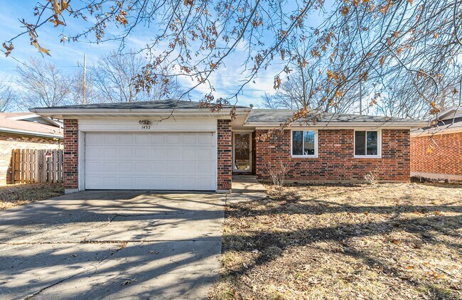 Building Photo - Updated 5 bedroom | 2 bath | 2 car garage | WALK OUT BASEMENT | Fenced backyard | Close to downto...
