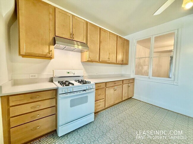 Building Photo - 304 16th St SE