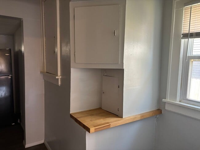 Building Photo - Stylish Two-Story Duplex Living: 2 Beds, 1 Bath (Ask about our special)