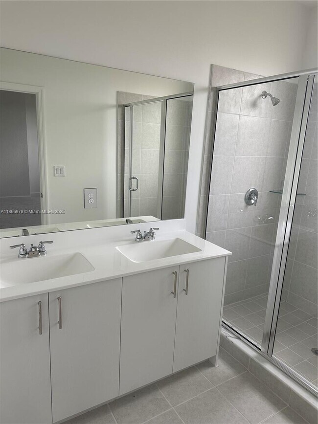 Building Photo - 2464 SE 24th Ave