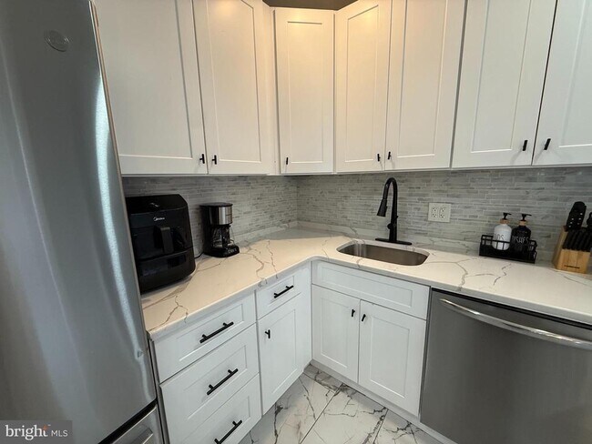 Building Photo - 129 Clearfield Ave