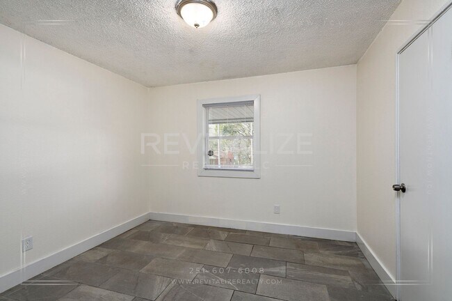 Building Photo - 3 BR 2 BA Home with Fenced Yard & Carport