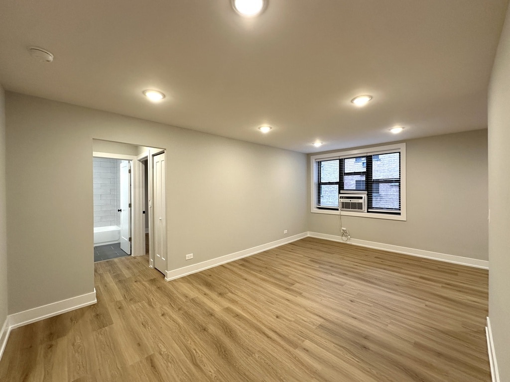 Building Photo - 535 W Aldine Ave