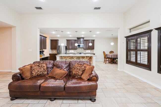 Building Photo - 318 Silverleaf Oak