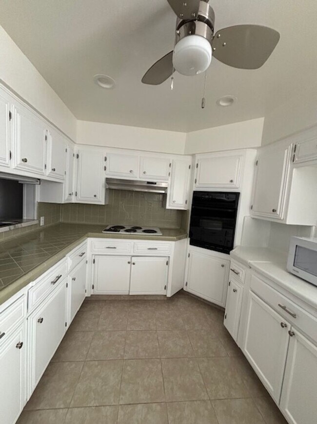 Building Photo - Very Clean Condo in Kern City!  2 Bedrooms...