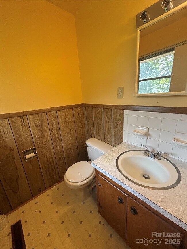 Building Photo - 724 Oakdale Dr