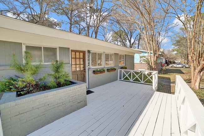 Building Photo - 204 Woodside Dr