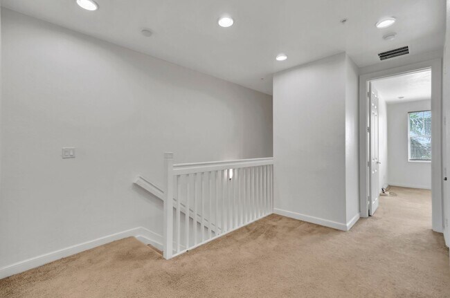 Building Photo - 4 BEDROOMS 3.5 BATHROOMS!! GATED COMMUNITY