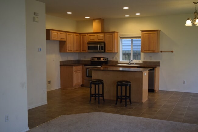Building Photo - 6321 NE 59th Ct