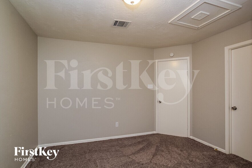 Building Photo - 7774 High Village Dr