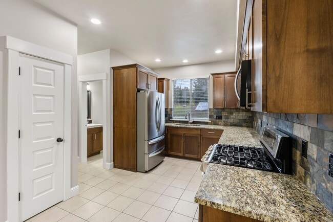 Building Photo - 3BR/2.5 Bath Townhome