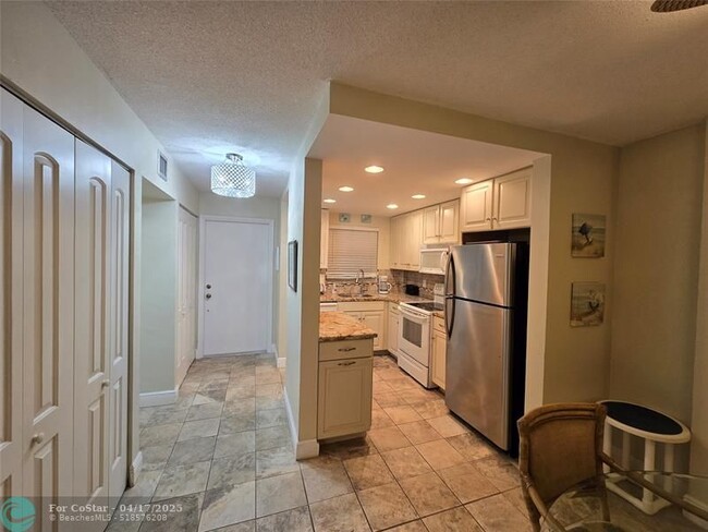 Building Photo - 1161 Hillsboro Mile