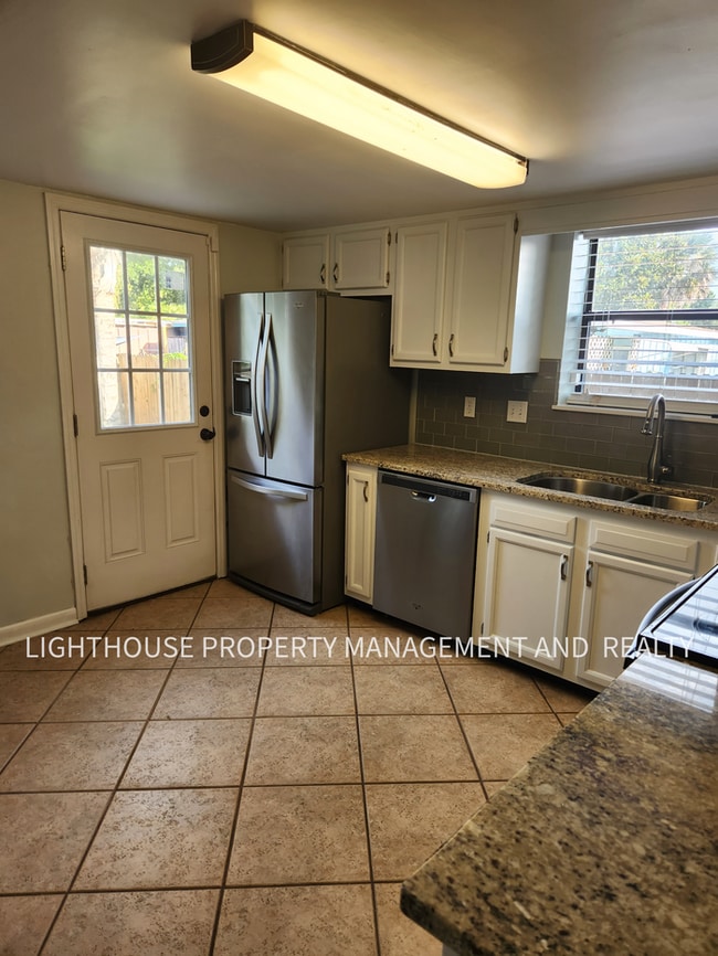 Building Photo - Beautifully Updated 3/2 One Mile from Beach!