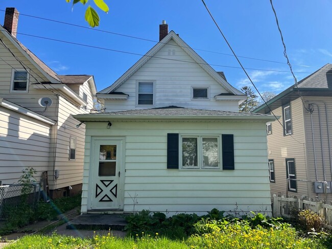 Building Photo - 4 Bedroom Home in Duluth - Available Now!