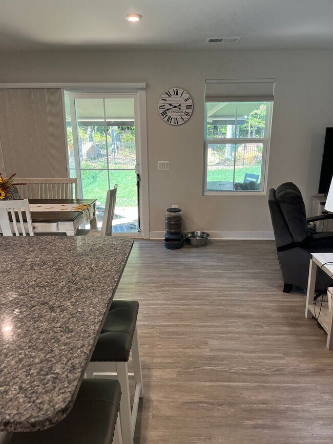 Building Photo - 3 bed 2 bath rental in Village Oaks Subdivision close proximity to Lake Monticello