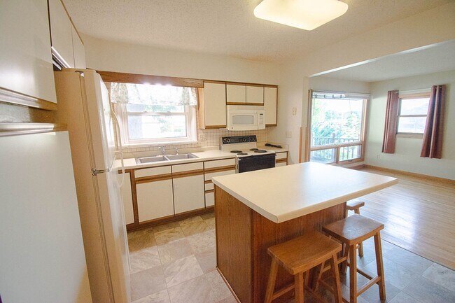 Building Photo - Charming Elton Hills Rambler with Finished Basement