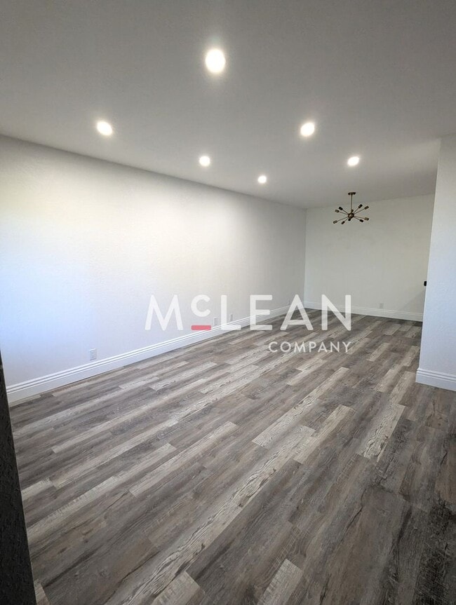 Building Photo - NEWLY REMODELED - One Bedroom Condo