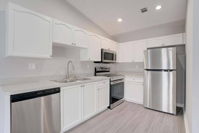 Building Photo - 9242 Roan Ln