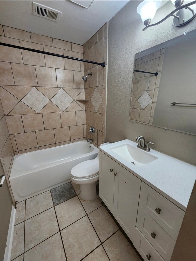 Building Photo - 3 bed 2 bath 2 story townhome, 1 carport