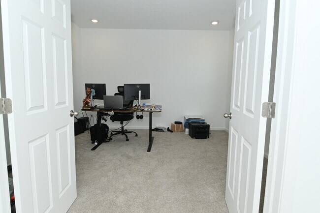 Building Photo - "Spacious 5-Bedroom Retreat with Luxurious Quartz Countertops & Fireplace on Deerberg Drive!"