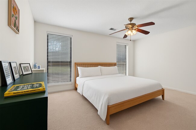 Building Photo - 1028 Riverbend Club Dr SE