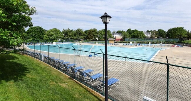 Building Photo - Clean & Fresh 2 + 2 close to METRO!