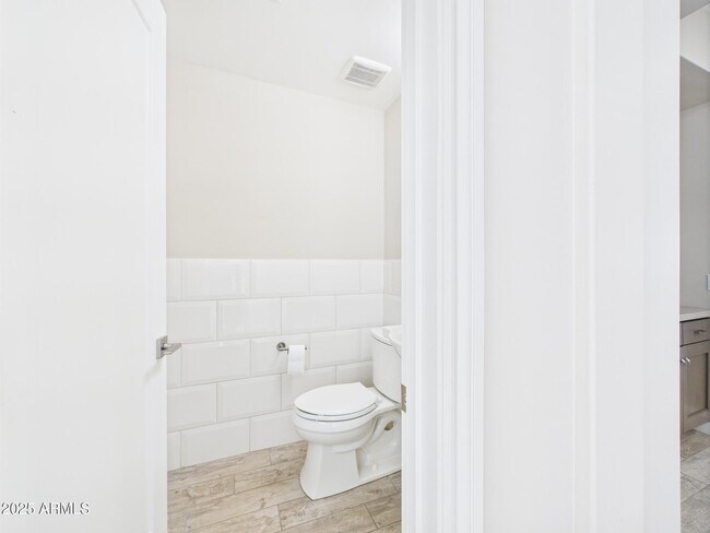 Building Photo - 4816 N Woodmere Fairway