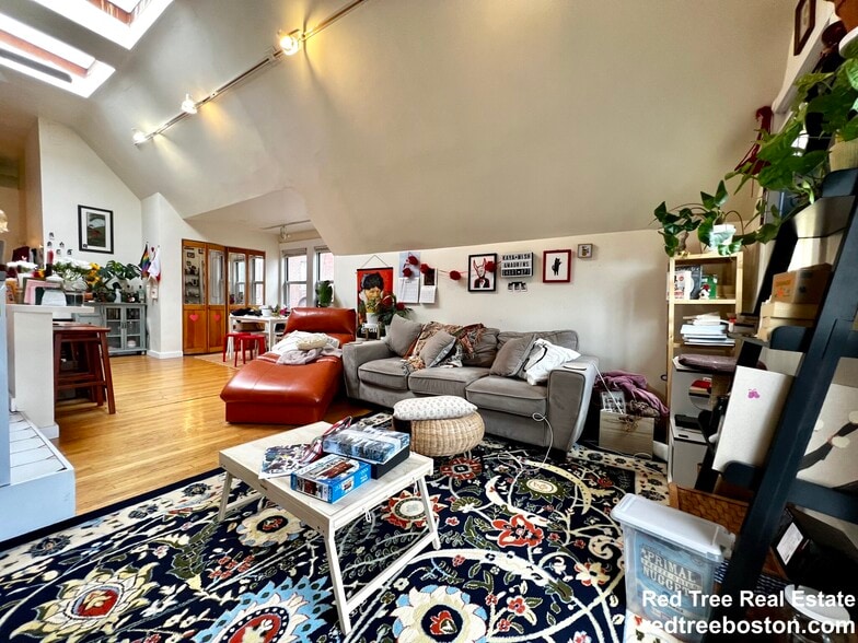 Building Photo - 1678 Beacon St