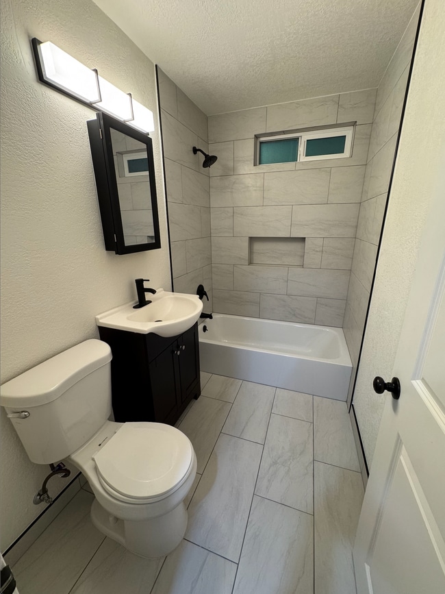 Building Photo - 720 Oakwood Ave