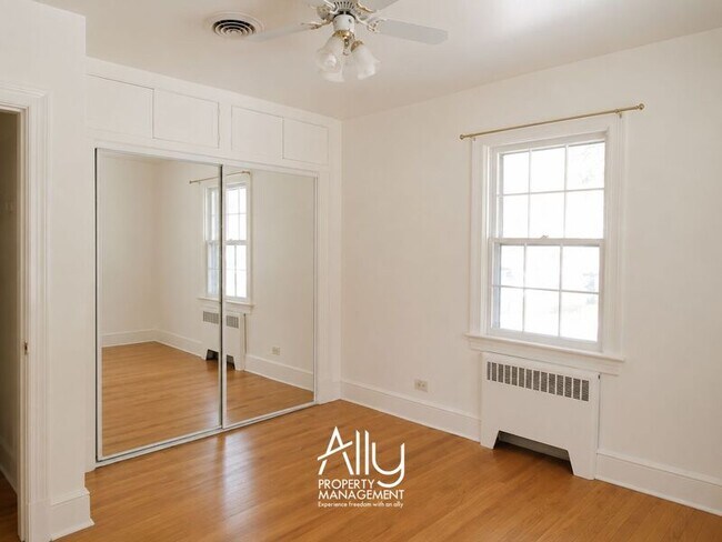 Building Photo - 1605 Cambridge Cir